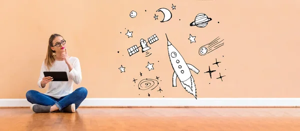 Rüya, uzay ve roket kadınla tablet kullanma — Stok fotoğraf
