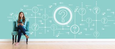 Soru işaretleri genç kadınla