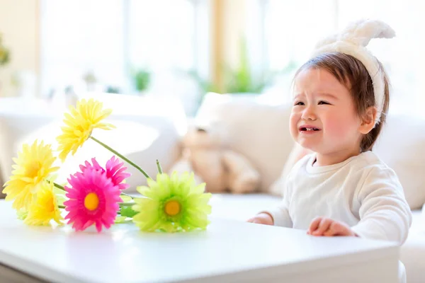 Niño pequeño celebrando la Pascua — Foto de Stock