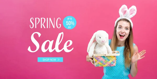 Mensaje de venta de primavera con mujer con cesta de Pascua —  Fotos de Stock