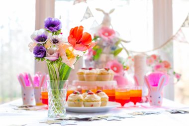 Tatlı tablo ile cupcakes ve çiçekler
