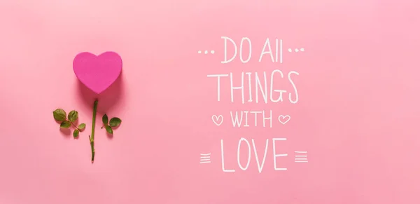 Haz todas las cosas con el mensaje de amor con flor de corazón —  Fotos de Stock