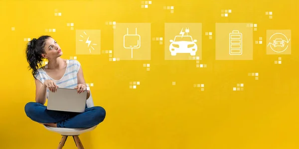 EV med kvinna som använder en bärbar dator — Stockfoto