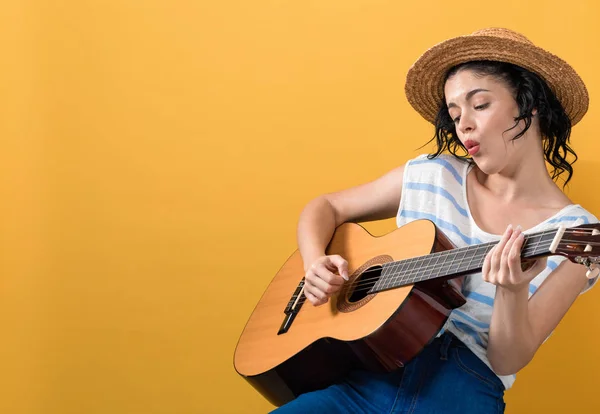 기타를 든 젊은 여자 — 스톡 사진