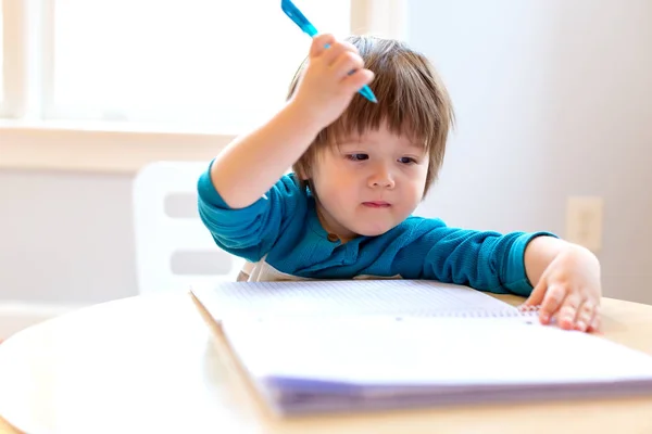 Peuter jongen tekening — Stockfoto