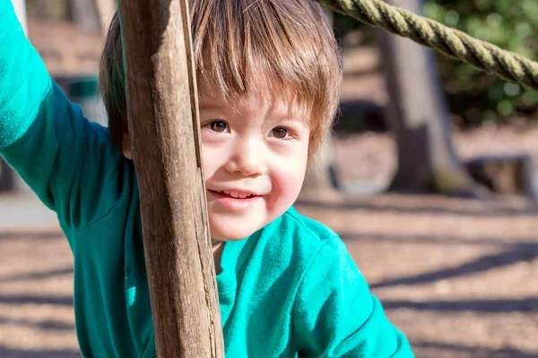 Toddler pojke leker på en lekplats — Stockfoto