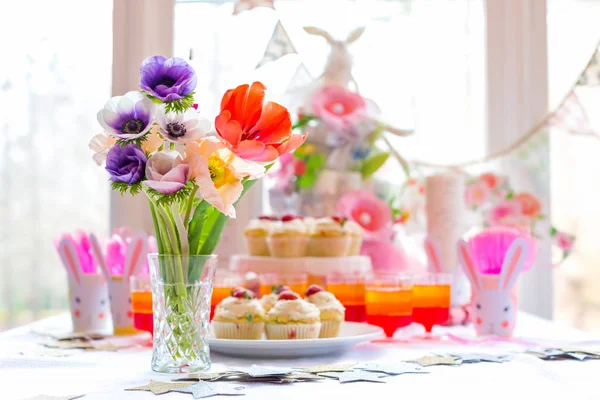 Tatlı tablo ile cupcakes ve çiçekler