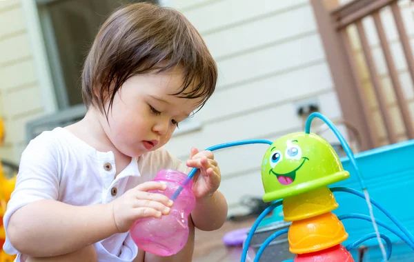 Bambino ragazzo che gioca con un irrigatore — Foto Stock