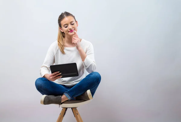 Giovane donna con un computer tablet — Foto Stock