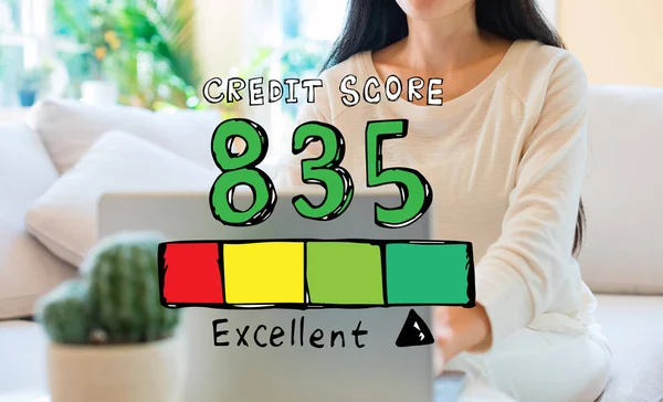 Hervorragende Kredit-Score-Thema mit Frau mit ihrem Laptop — Stockfoto
