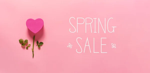 Mensaje de venta de primavera con flor de corazón —  Fotos de Stock