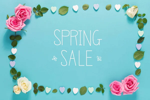 Primavera messaggio di vendita con rose e foglie — Foto Stock