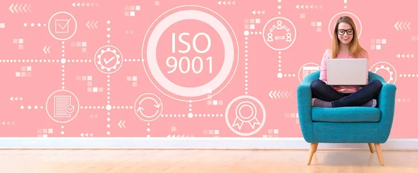 ISO 9001 con la mujer usando un ordenador portátil —  Fotos de Stock