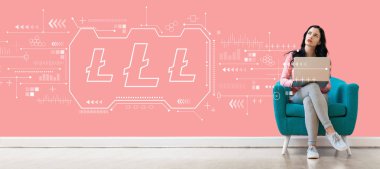 Litecoin ile bir dizüstü bilgisayar kullanan kadın