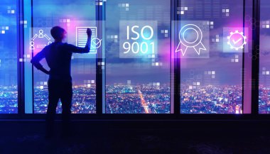 Adam tarafından gece büyük pencereler ile ISO 9001