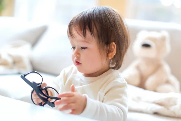 Un bambino di un anno ragazzo con gli occhiali — Foto Stock