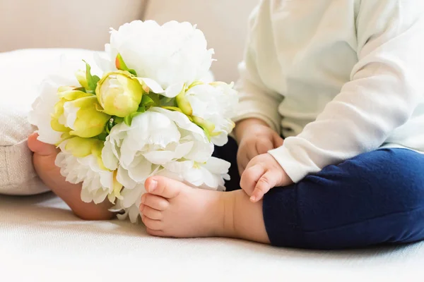 Kleuter jongen met bloemen — Stockfoto