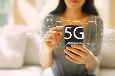 Akıllı telefon kullanan kadın ile 5g ağ