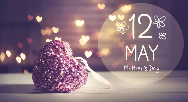 Mensaje del Día de las Madres con un corazón rosado —  Fotos de Stock