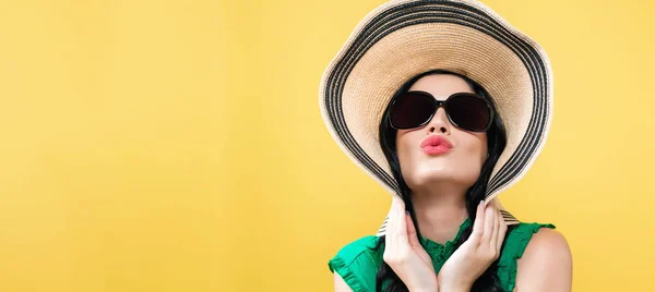 Jeune femme avec un chapeau et des lunettes de soleil — Photo