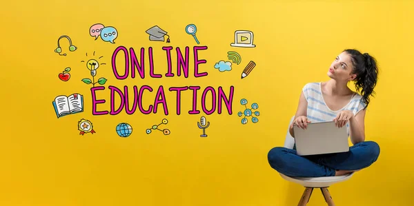 Educación en línea con la mujer usando un ordenador portátil — Foto de Stock