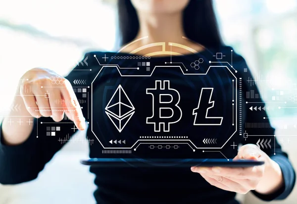 Kryptowährung - Bitcoin, Ethereum, Litecoin mit Frau mit Tablet — Stockfoto