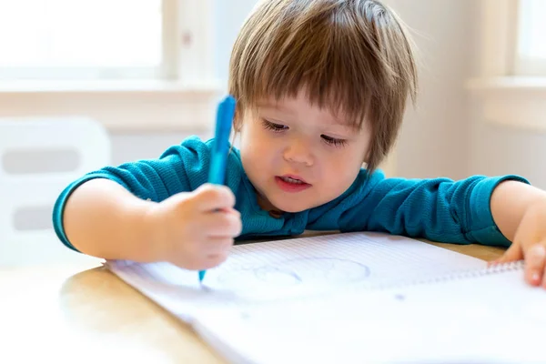 Малюк хлопчик малювання — стокове фото