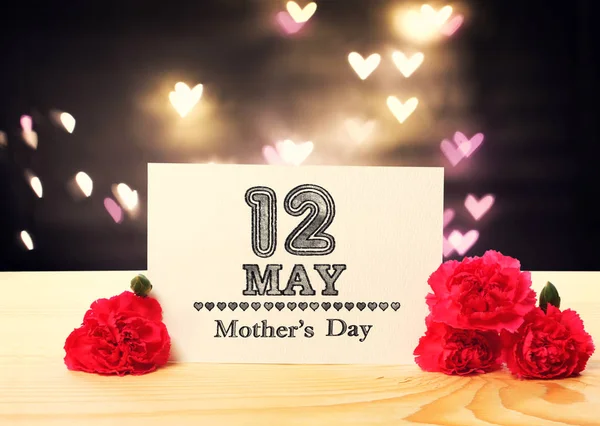 Dia das Mães cartão de mensagem com flores do cravo — Fotografia de Stock