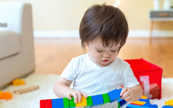 Menino brincando com seus brinquedos — Fotografia de Stock