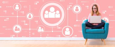 Sosyal bağlantıları ile bir dizüstü bilgisayar kullanan kadın