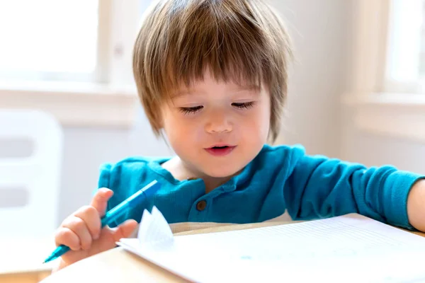 Peuter jongen tekening — Stockfoto