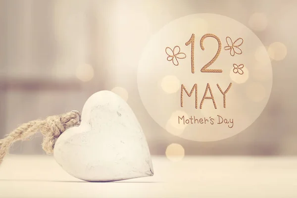 Mothers Day message with a white heart — Stock Photo, Image