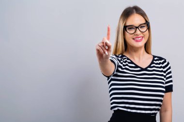 bir şeye işaret eden genç bir kadın