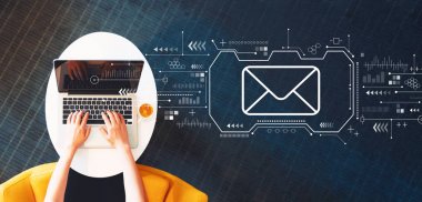 Dizüstü bilgisayar kullanan kişiyle e-posta