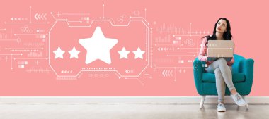 5 Star Rating ile bir dizüstü bilgisayar kullanan kadın