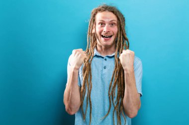 Sağlam bir arka plan üzerinde başarılı genç adam