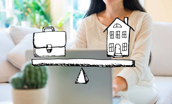 El trabajo y el equilibrio de la vida con la mujer usando su computadora portátil —  Fotos de Stock