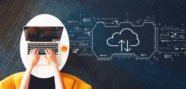 Cloud computing med person som använder en bärbar dator — Stockfoto