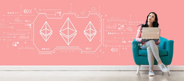 ラップトップを使用する女性と Ethereum — ストック写真