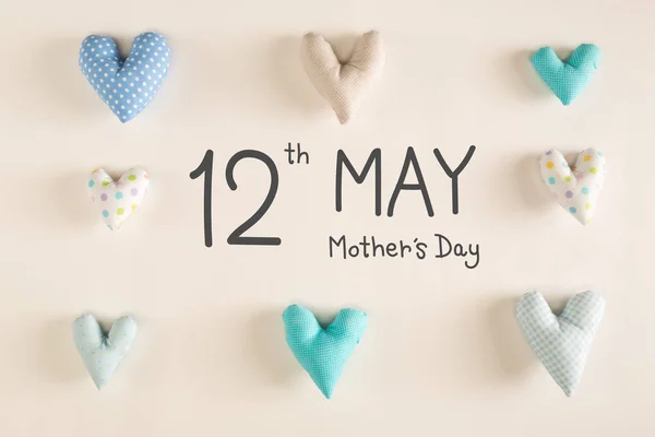 Message de la fête des mères avec coussins coeur bleu — Photo