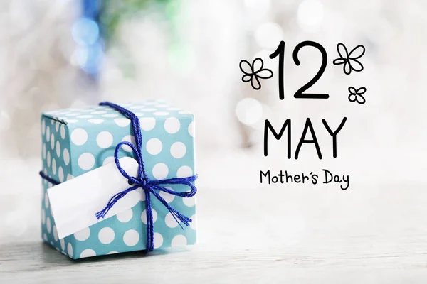 12 Mayo Mensaje del Día de las Madres con caja de regalo —  Fotos de Stock