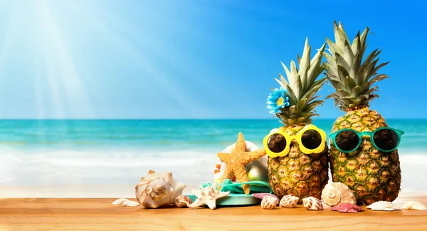 Ananas mit Seesternen am Strand — Stockfoto