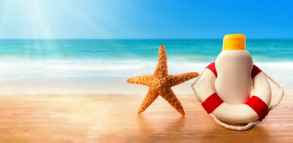 Sunblock met zeesterren op een tropisch strand — Stockfoto