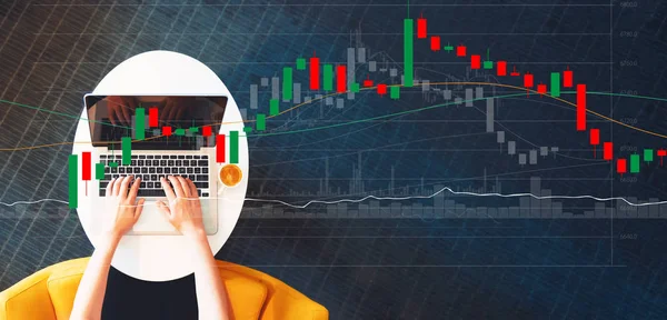 Gráfico de velas do mercado de ações com pessoa usando um laptop — Fotografia de Stock