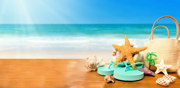 Chinelos com estrela do mar na praia — Fotografia de Stock