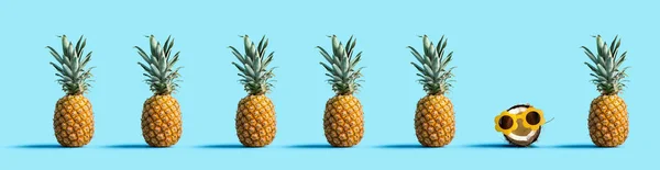 Egy egyedülálló kókusz sok ananász — Stock Fotó