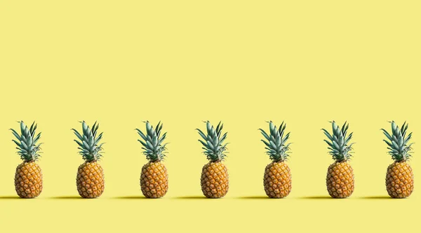 Ananasy na jednolitym kolorowym tle — Zdjęcie stockowe