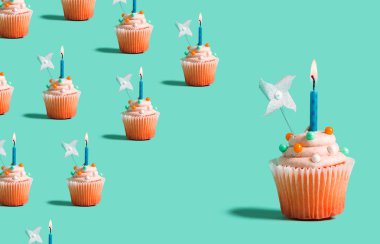 Yanan mumlar ile büyük ve küçük cupcakes