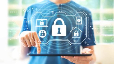 Tablet kullanan adam ile güvenlik teması