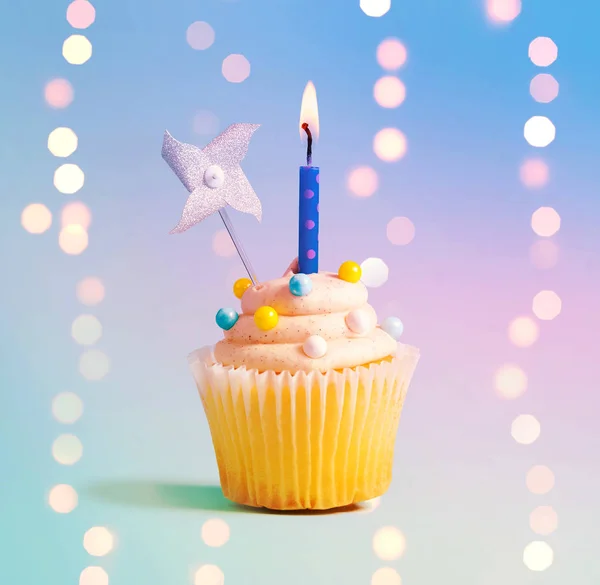Cupcake με ένα αναμμένο κερί — Φωτογραφία Αρχείου